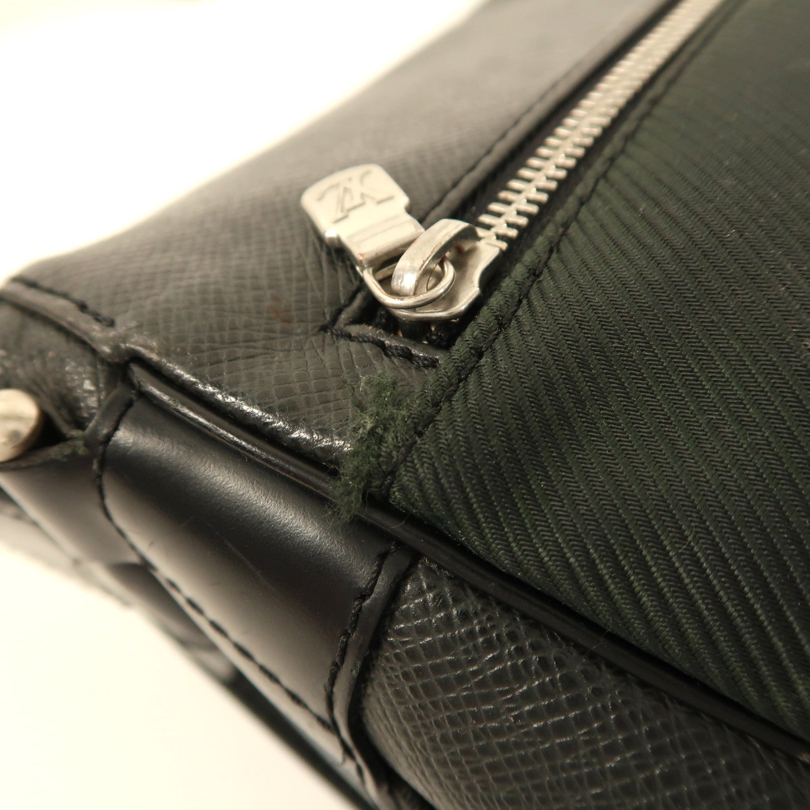 LOUIS VUITTON Taiga Victor銀扣肩背袋