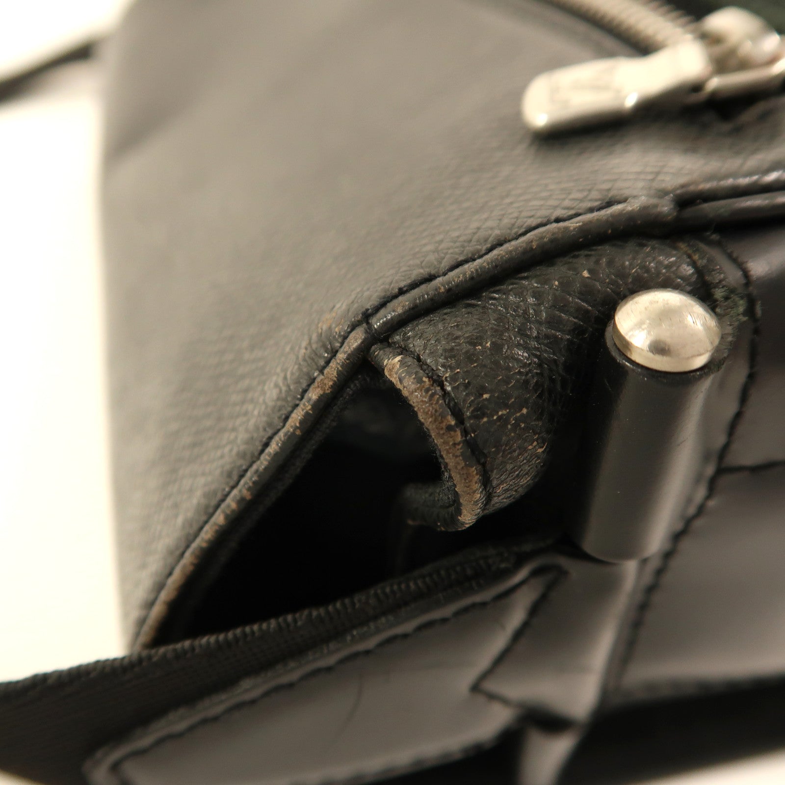 LOUIS VUITTON Taiga Victor銀扣肩背袋