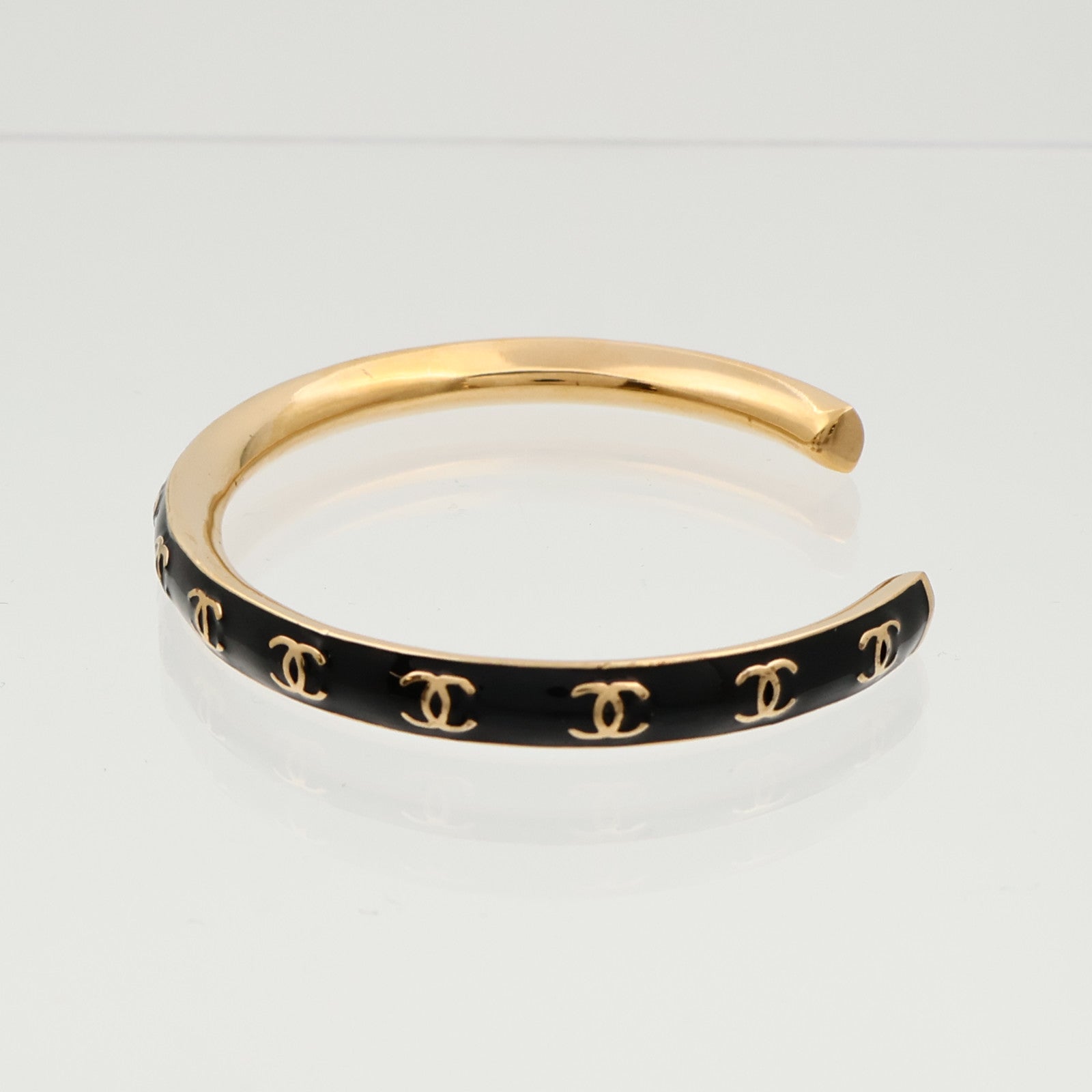 CHANEL 金屬/琺瑯CC Logo Cuff Bracelet手鐲