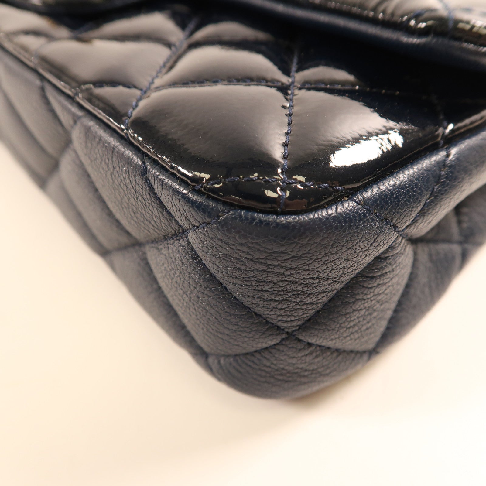 CHANEL 漆皮皮革Chain Shoulder金扣鏈帶肩背袋