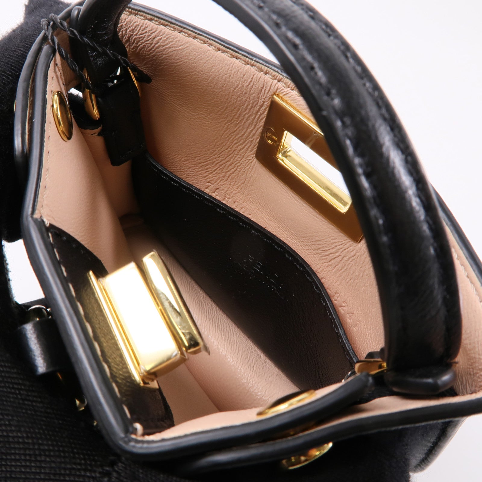 FENDI 皮革Peekaboo Bag Charm金扣掛飾黑色