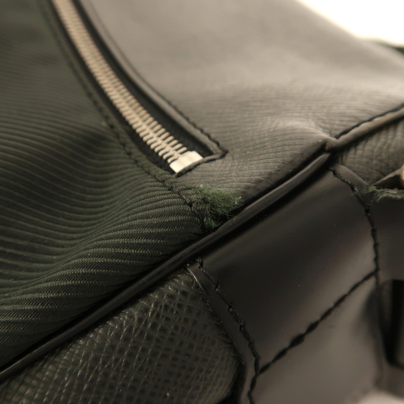 LOUIS VUITTON Taiga Victor銀扣肩背袋