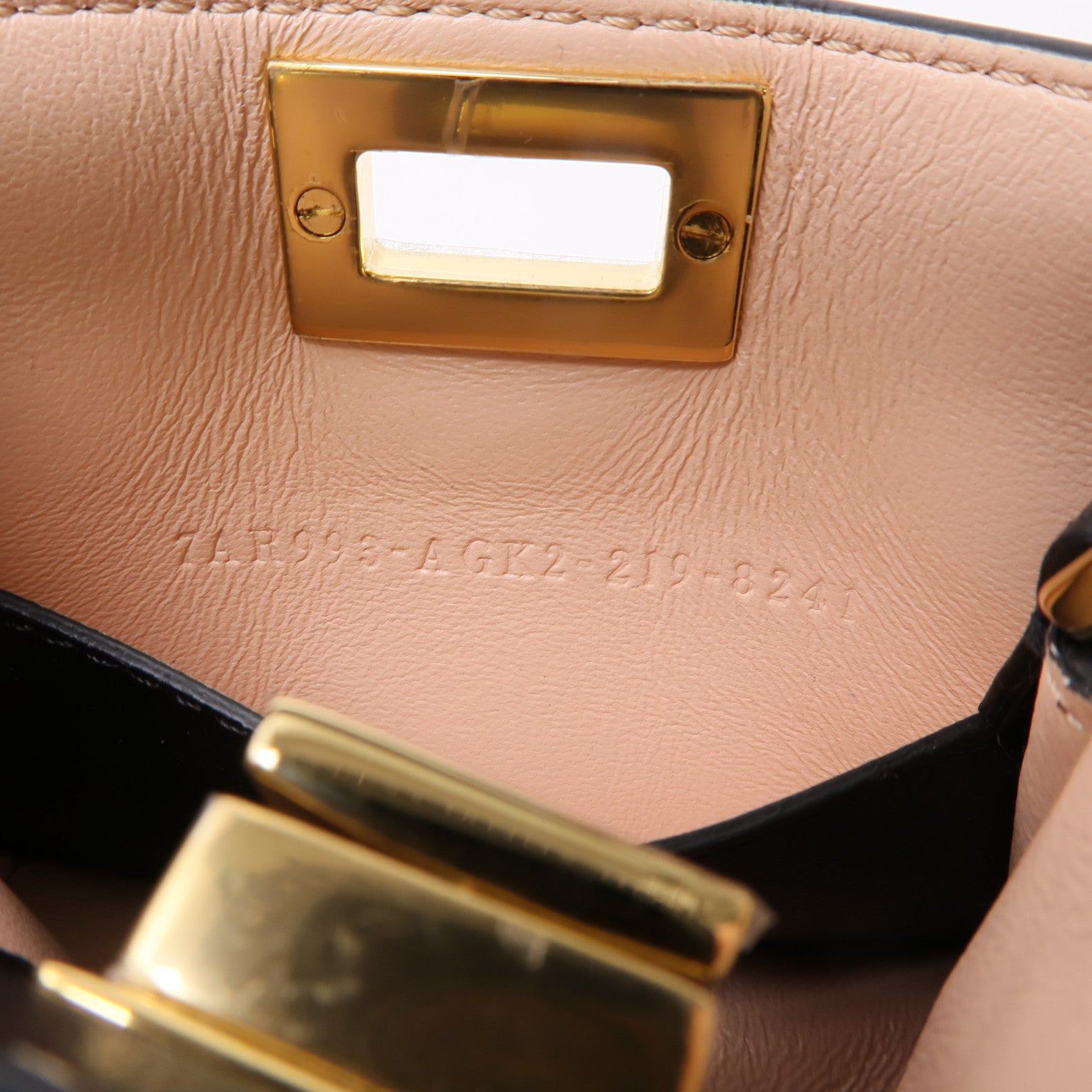 FENDI 皮革Peekaboo Bag Charm金扣掛飾黑色