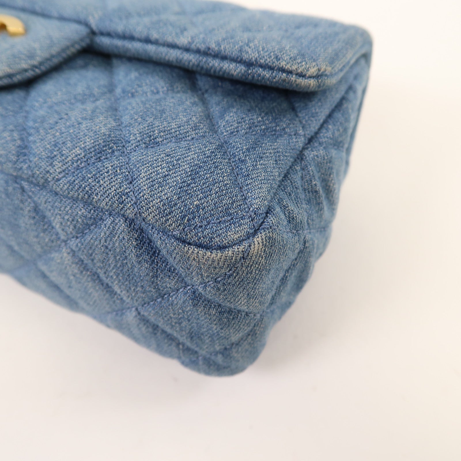 CHANEL 牛仔布Classic Flap 20cm金扣鏈帶肩背袋藍色