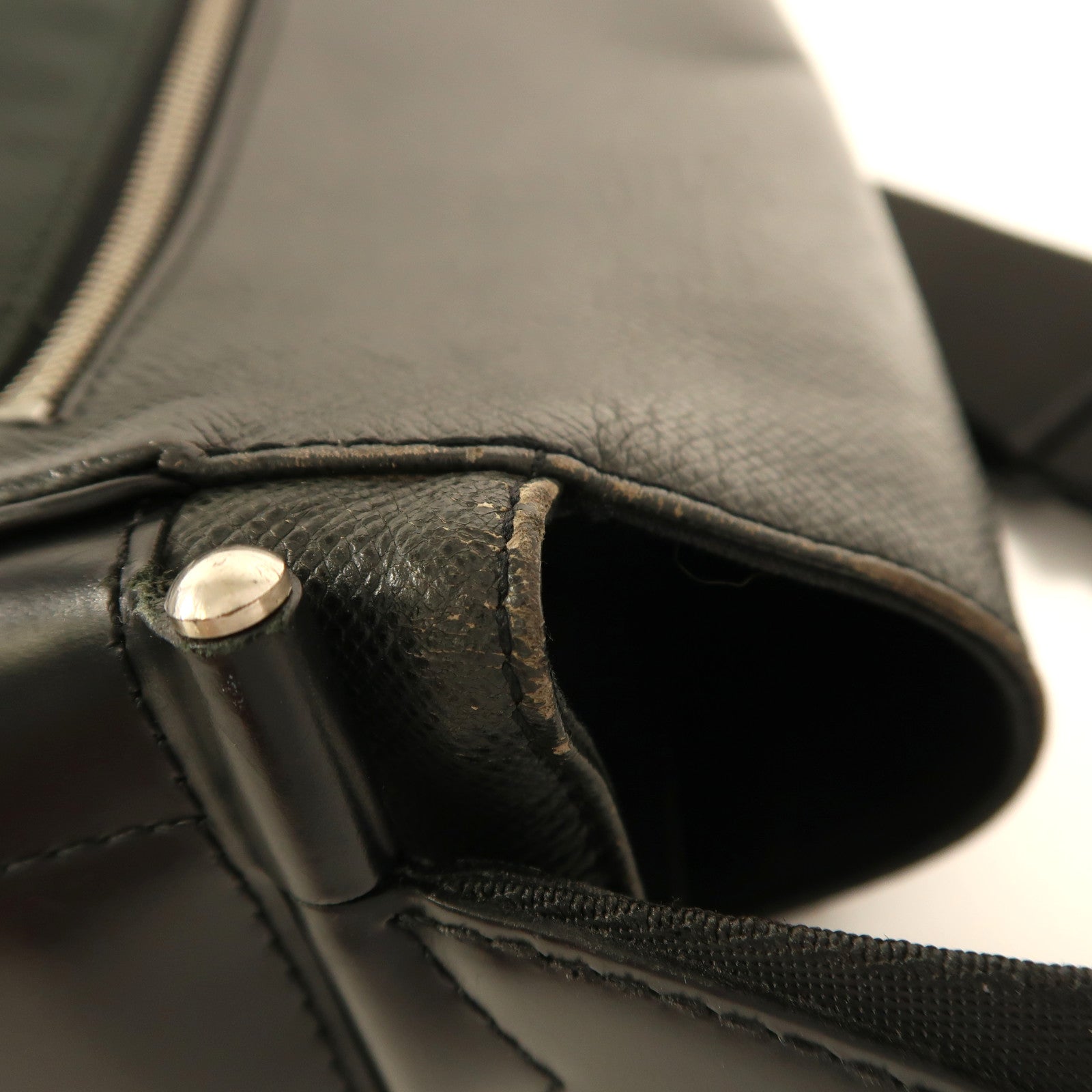 LOUIS VUITTON Taiga Victor銀扣肩背袋