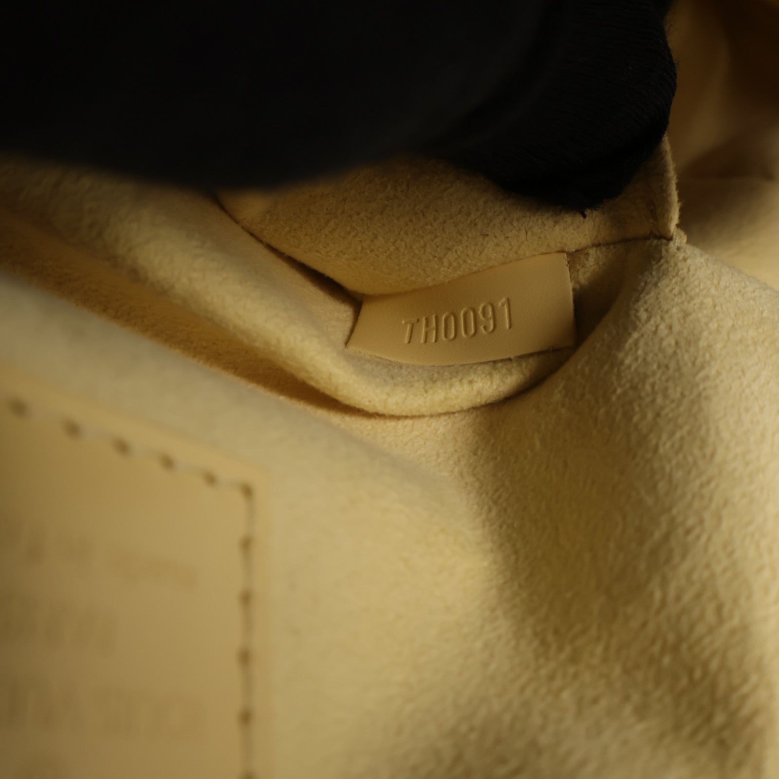 LOUIS VUITTON Epi Jasmine金扣手挽袋