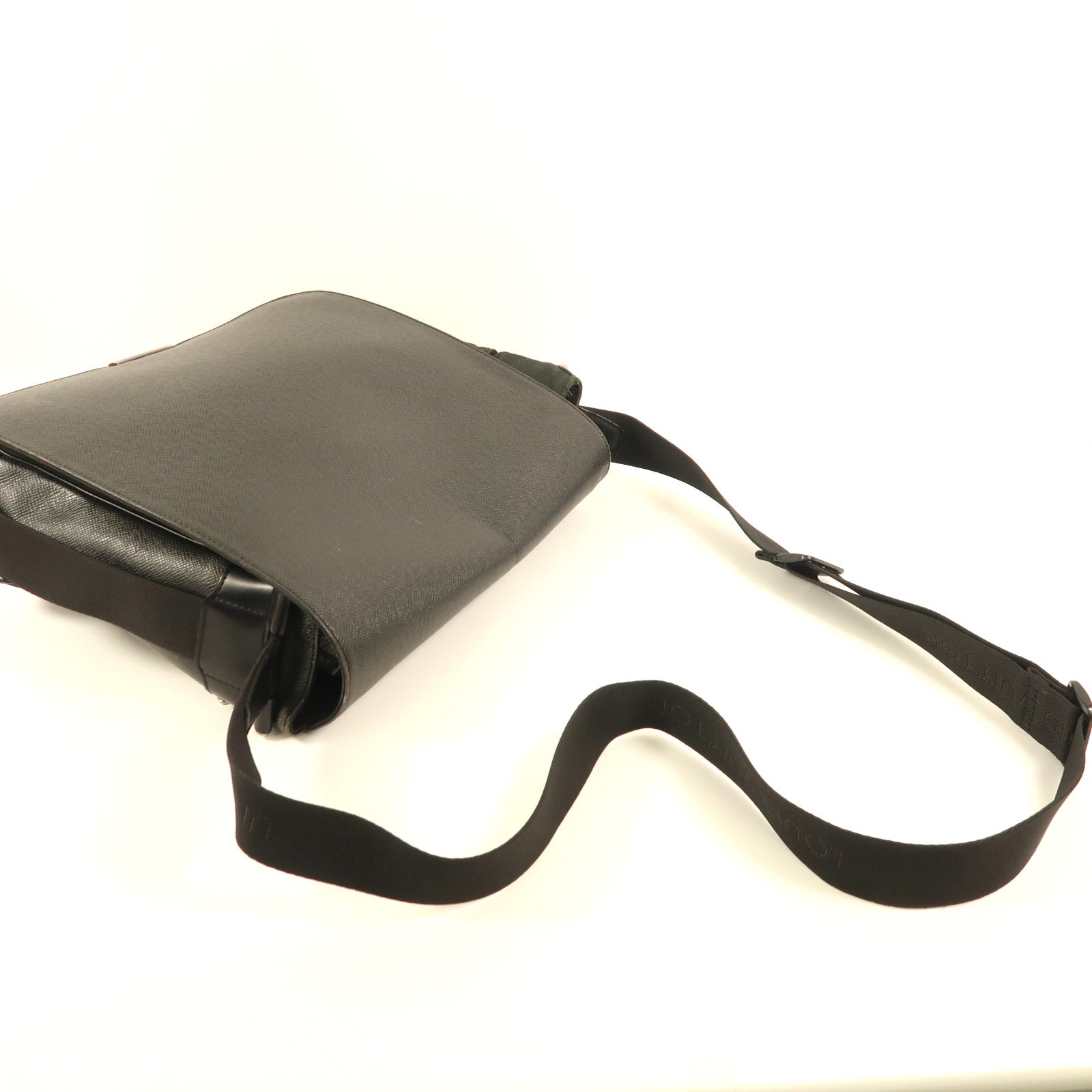 LOUIS VUITTON Taiga Victor銀扣肩背袋