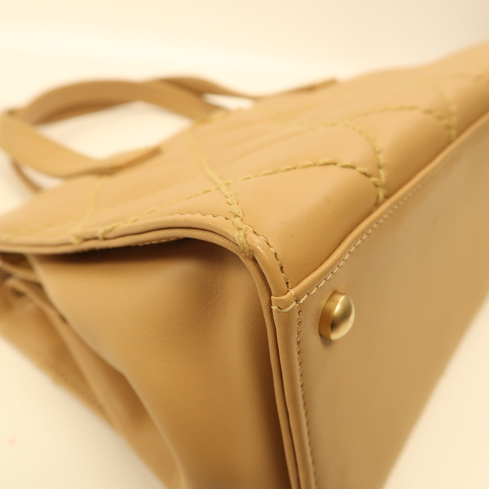 CHANEL 牛皮皮革Hand Bag金扣手挽袋米色