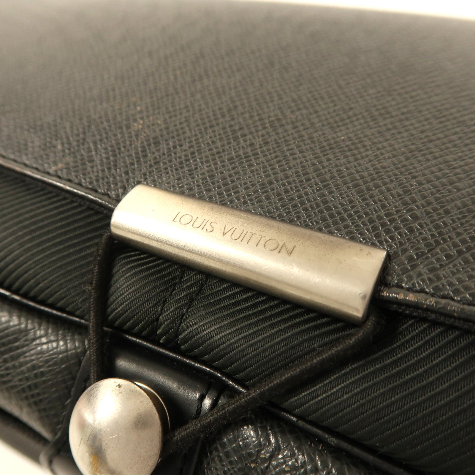 LOUIS VUITTON Taiga Victor銀扣肩背袋