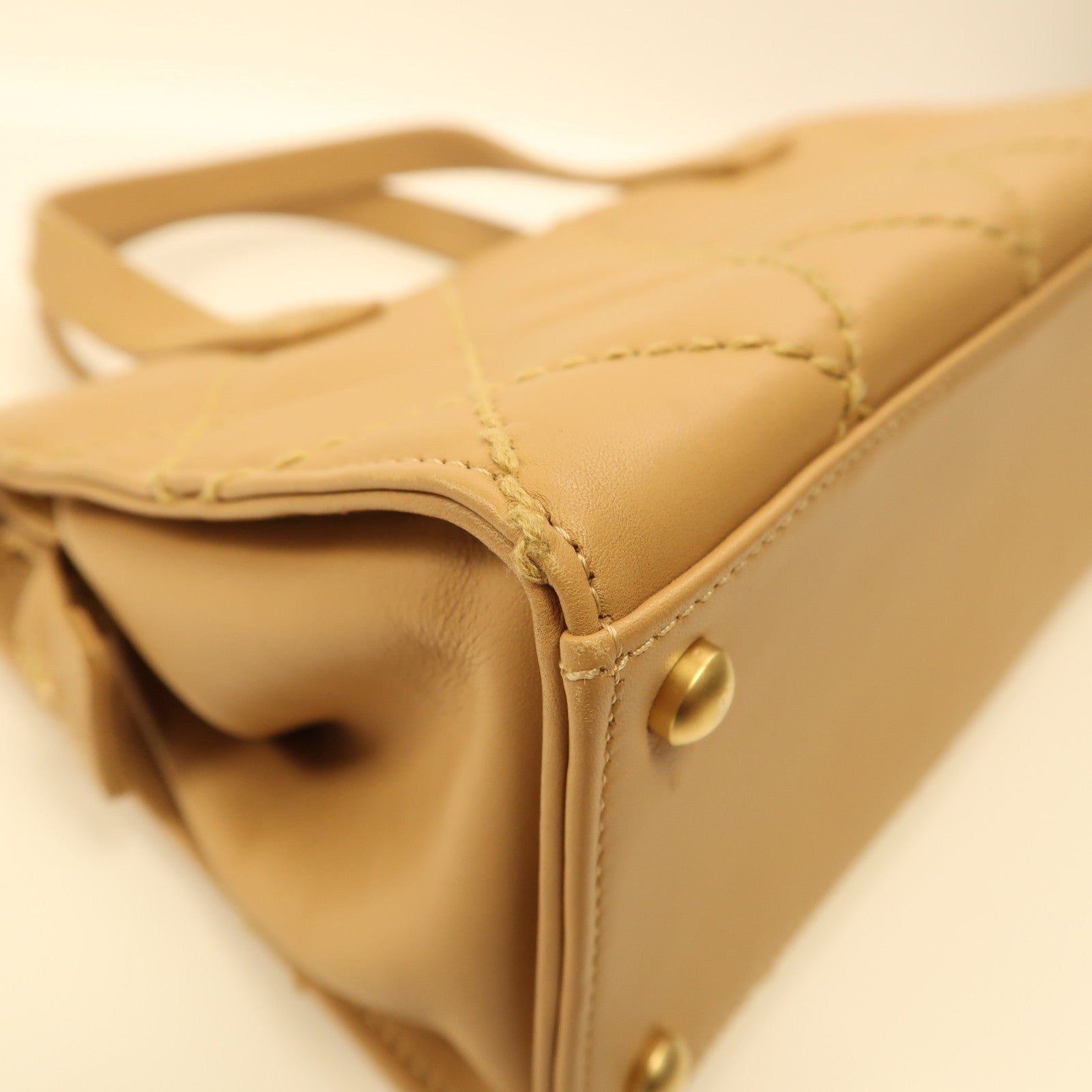 CHANEL 牛皮皮革Hand Bag金扣手挽袋米色