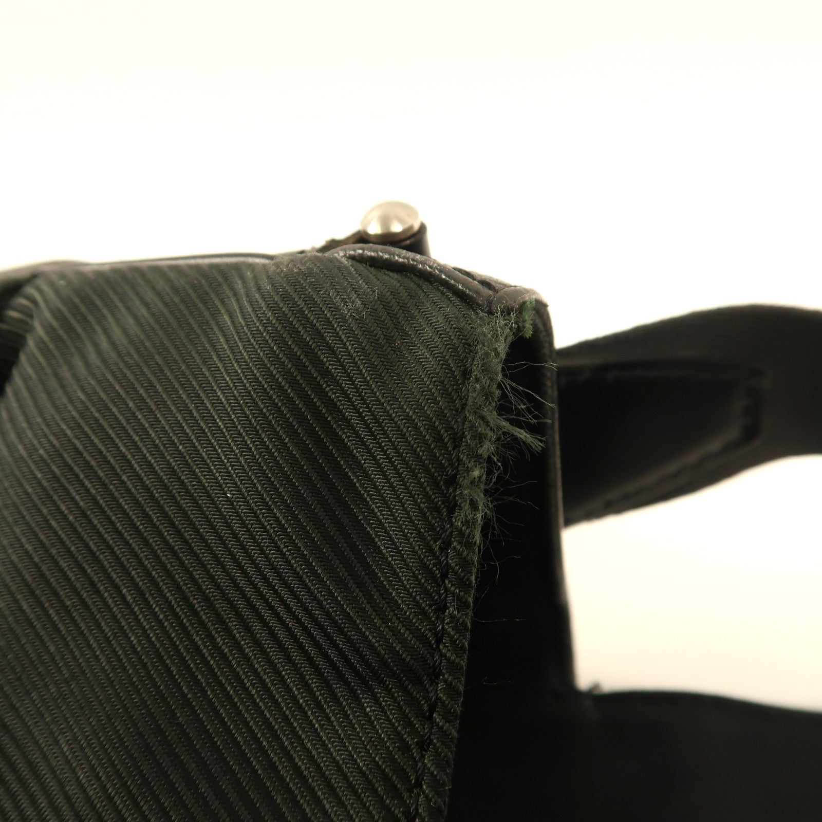 LOUIS VUITTON Taiga Victor銀扣肩背袋