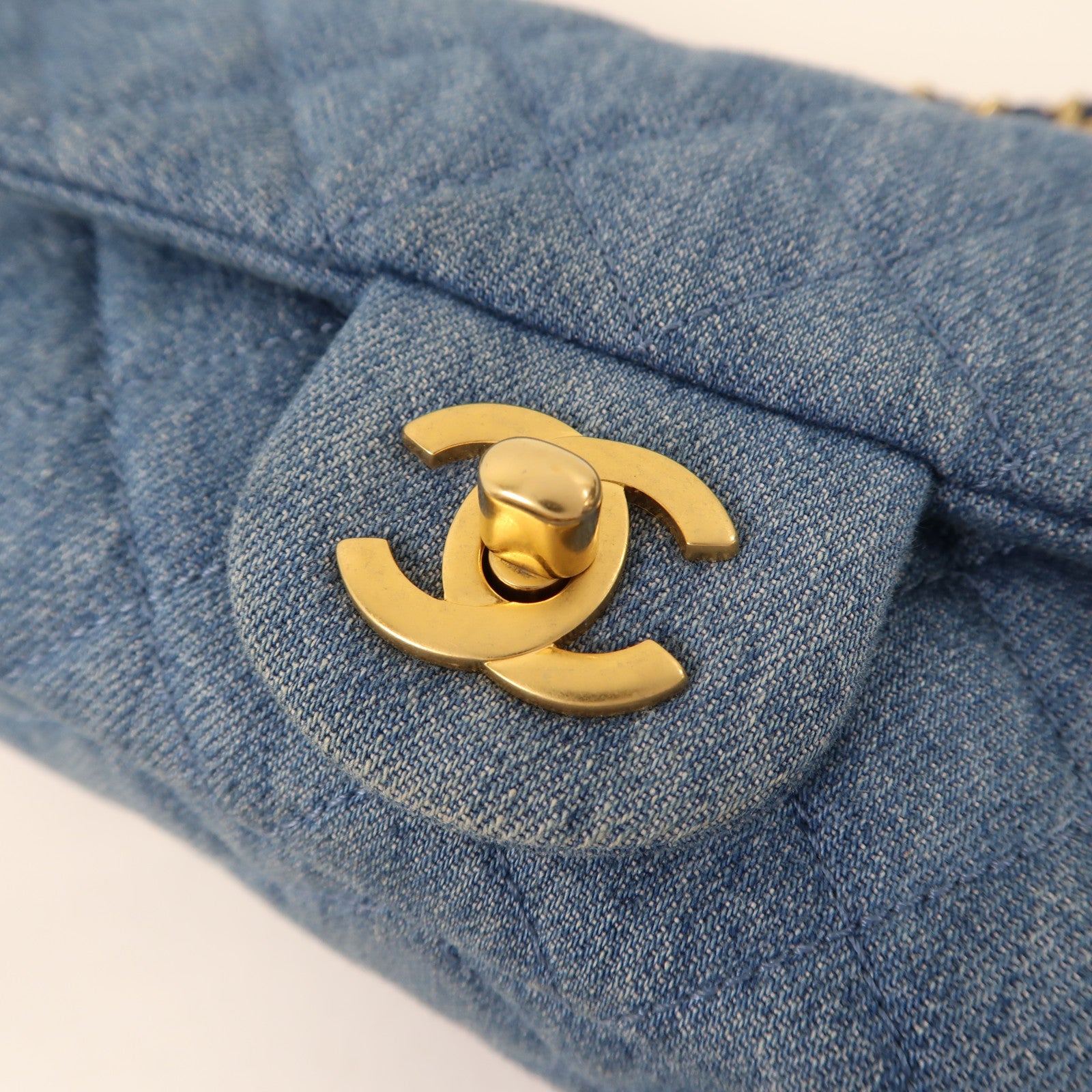 CHANEL 牛仔布Classic Flap 20cm金扣鏈帶肩背袋藍色