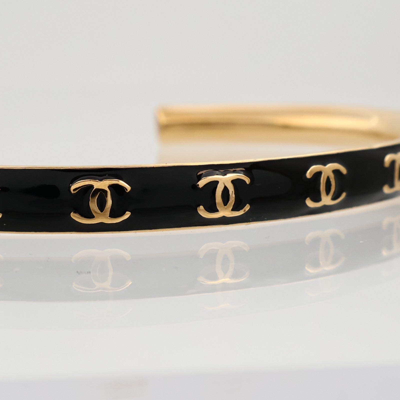 CHANEL 金屬/琺瑯CC Logo Cuff Bracelet手鐲