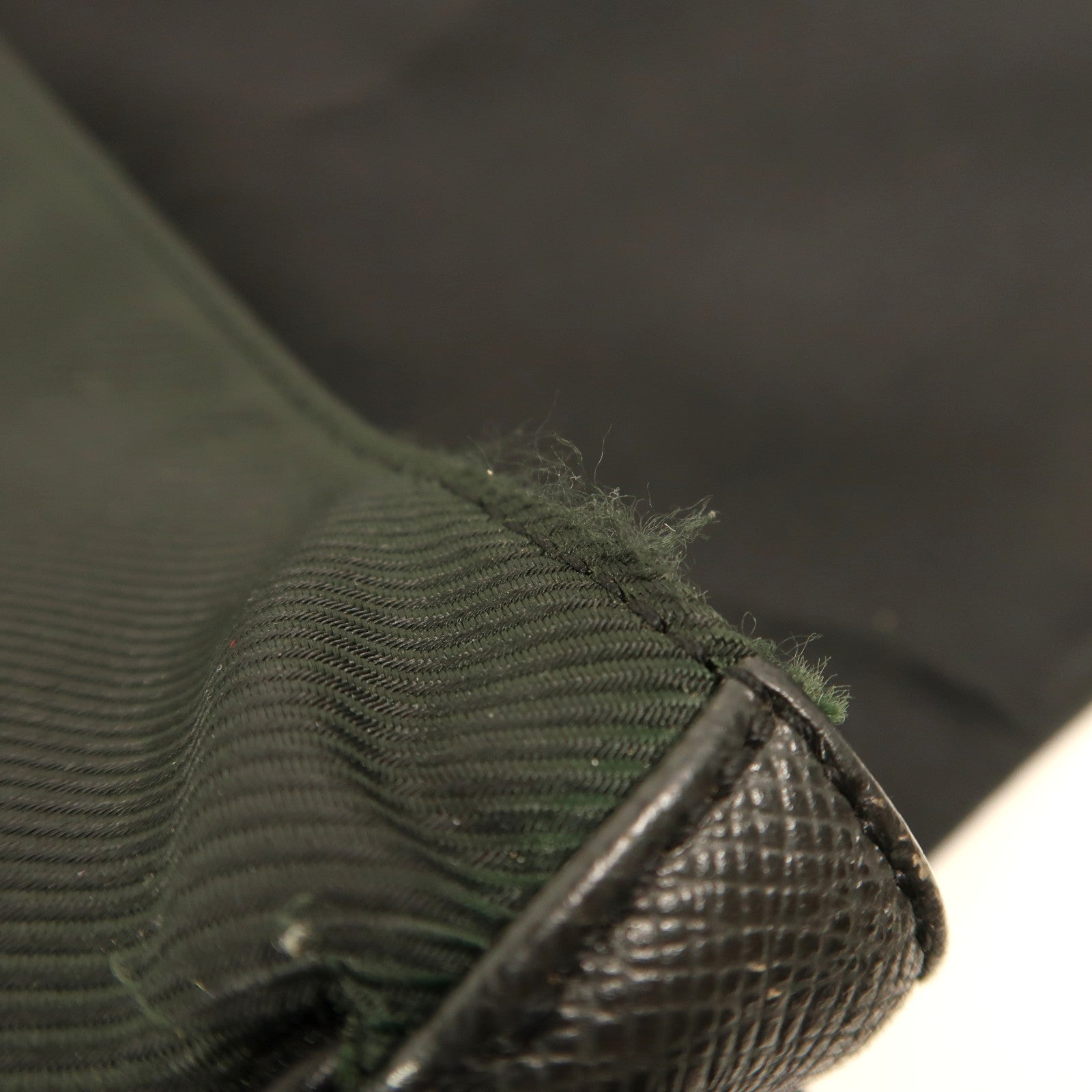 LOUIS VUITTON Taiga Victor銀扣肩背袋