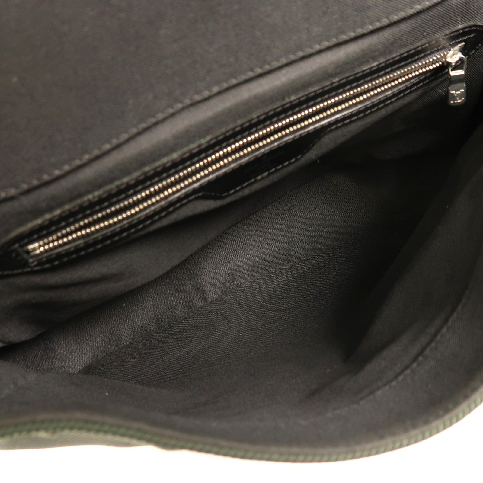 LOUIS VUITTON Taiga Victor銀扣肩背袋