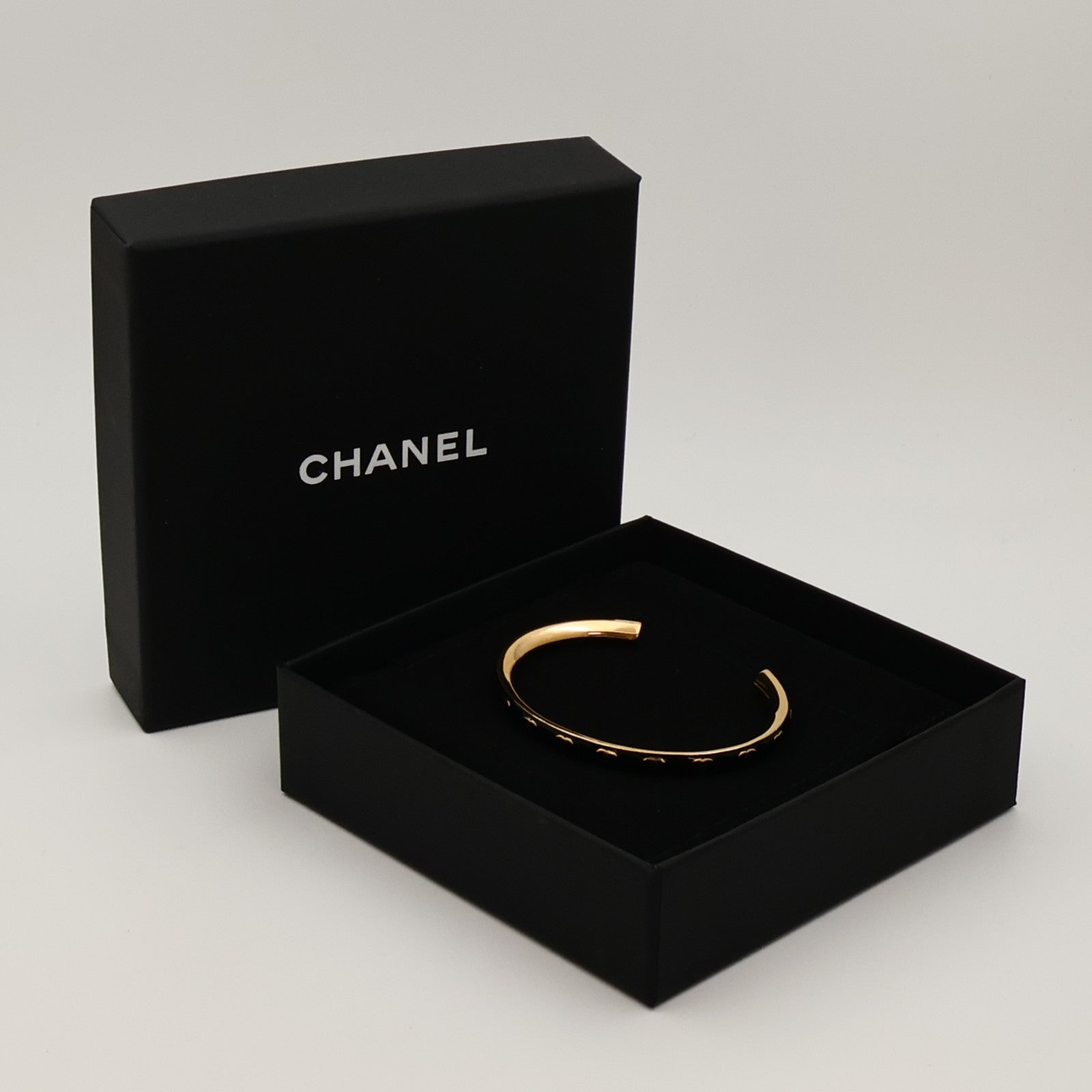CHANEL 金屬/琺瑯CC Logo Cuff Bracelet手鐲