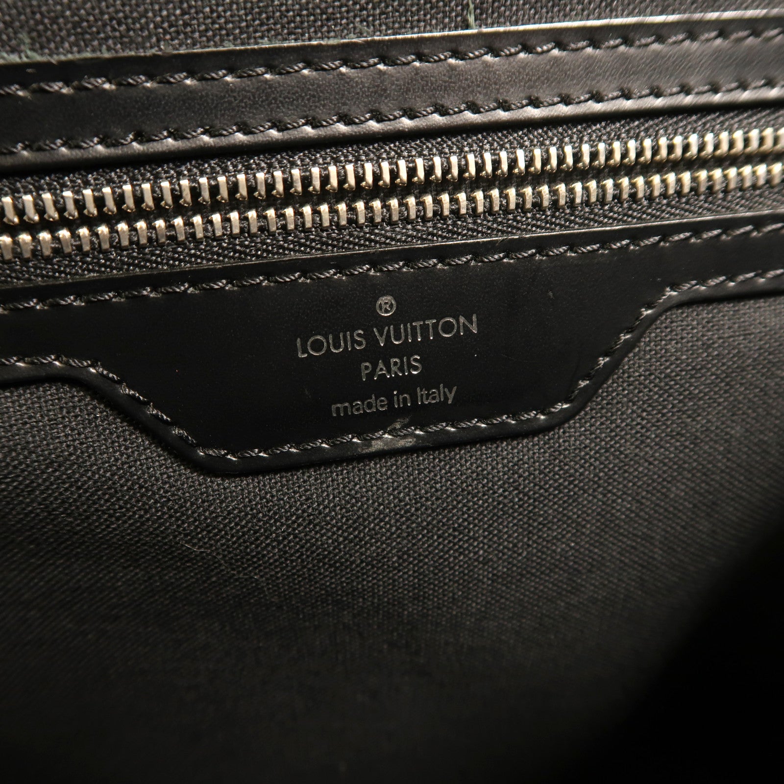 LOUIS VUITTON Taiga Victor銀扣肩背袋