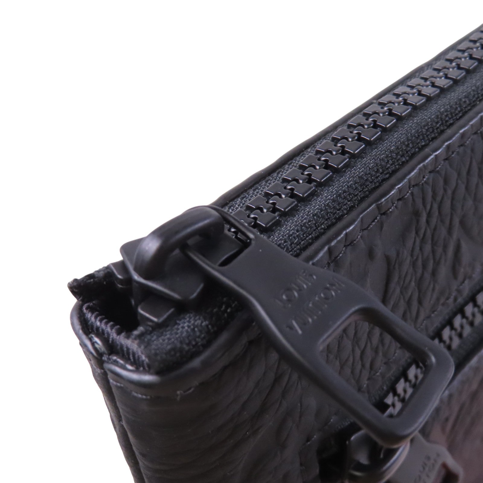 LOUIS VUITTON Taurillon Monogram Pochette手拿包