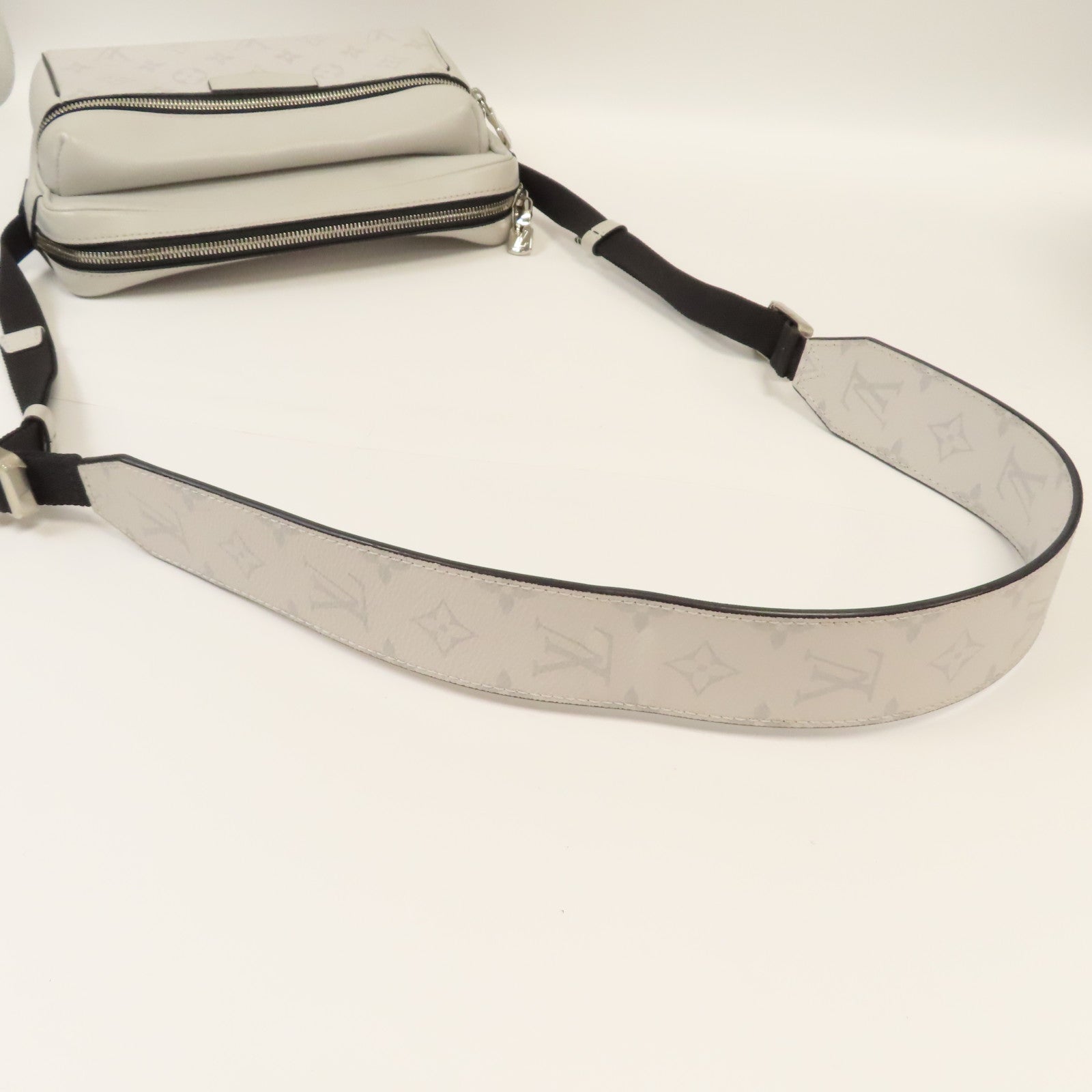 LOUIS VUITTON 牛皮皮革Bum Bag Outdoor銀扣肩背袋灰色