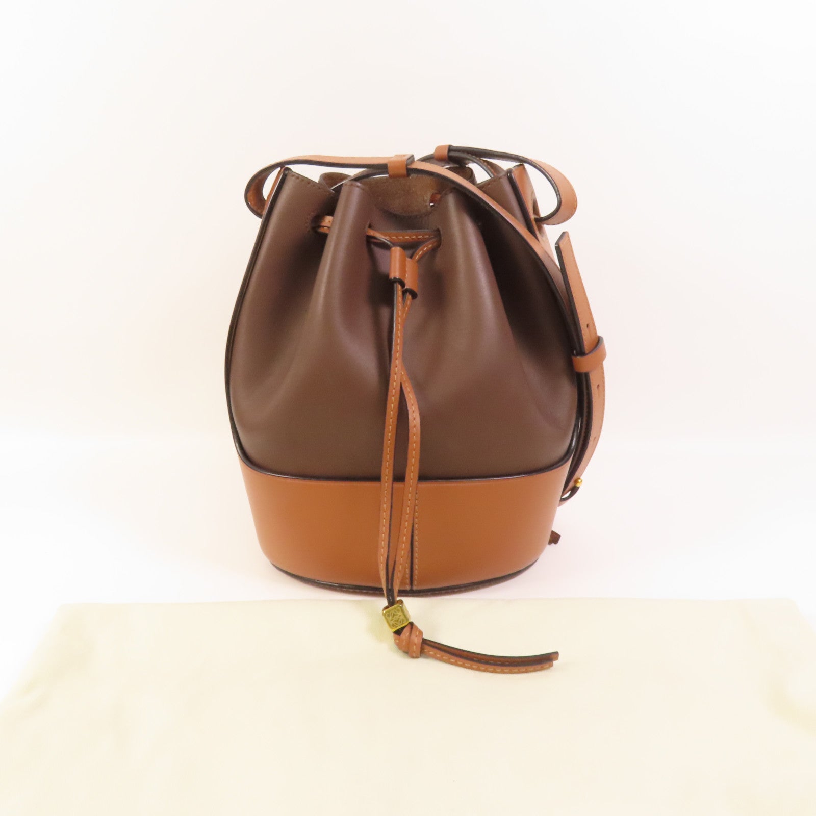 LOEWE 牛皮皮革Balloon Bag金扣肩背袋