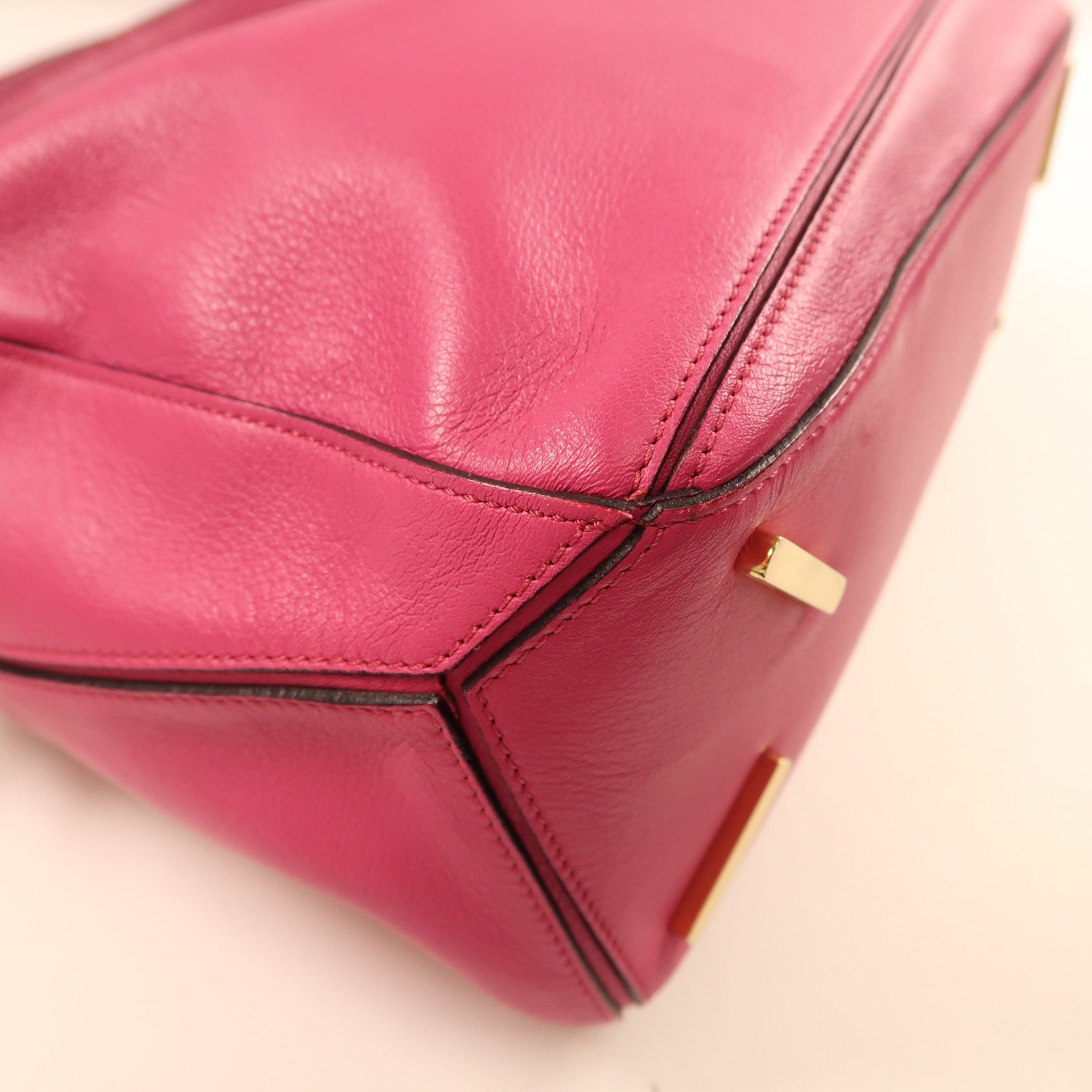 LOEWE 牛皮皮革Puzzle Medium金扣肩背袋粉紅色
