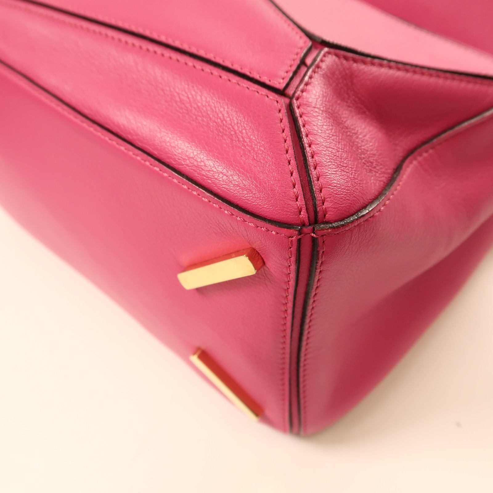 LOEWE 牛皮皮革Puzzle Medium金扣肩背袋粉紅色