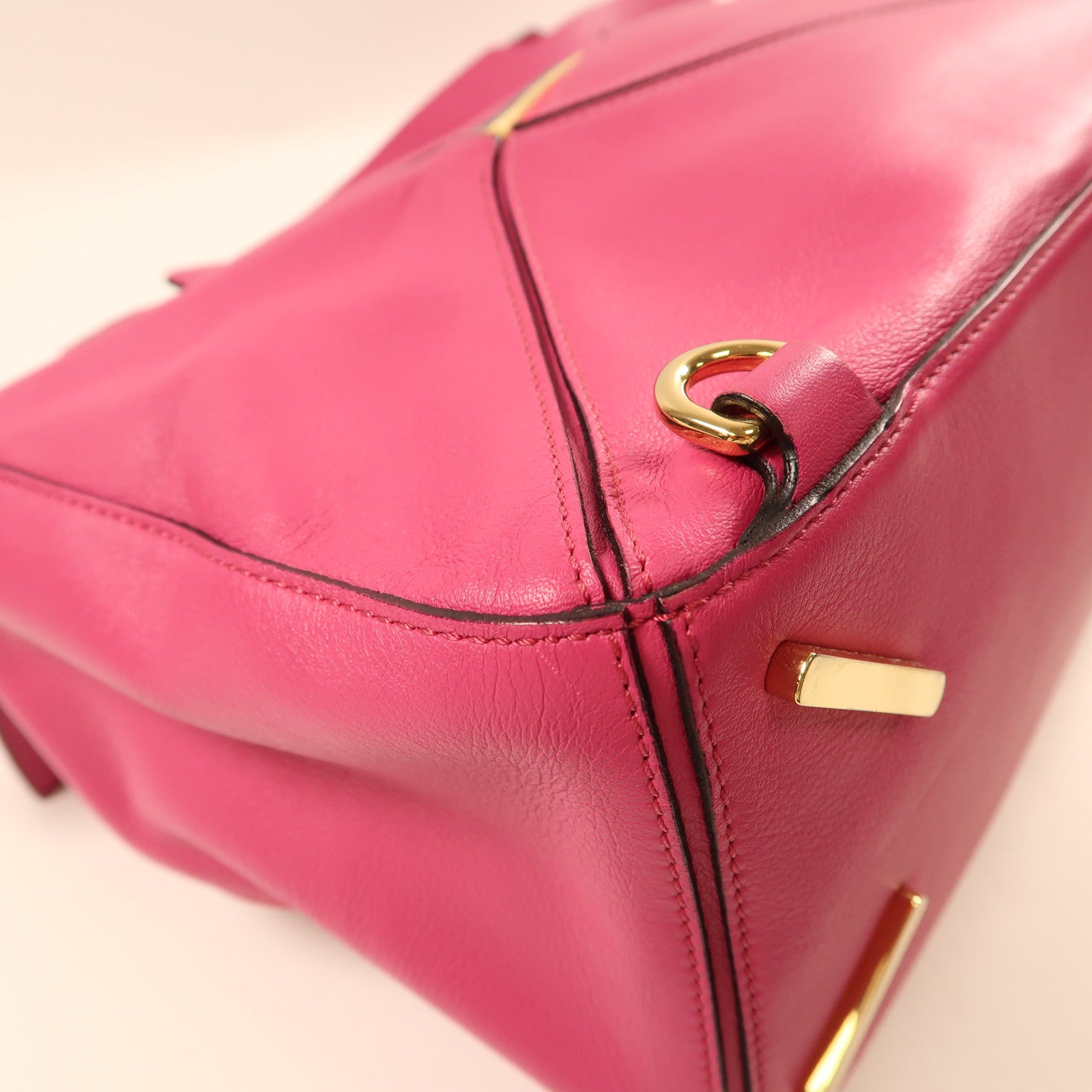 LOEWE 牛皮皮革Puzzle Medium金扣肩背袋粉紅色