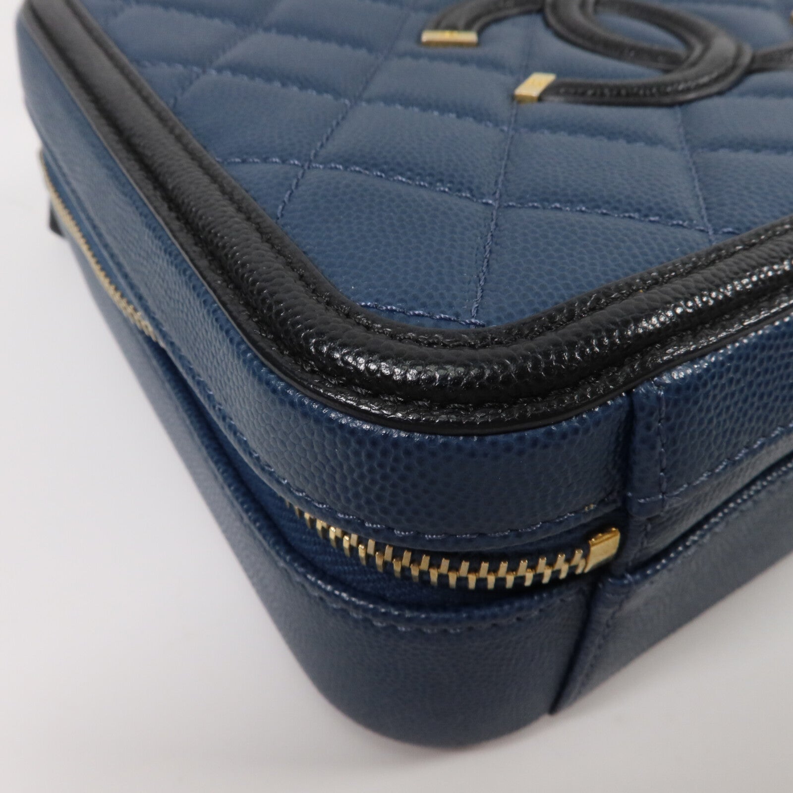 CHANEL 牛皮皮革CC Filigree Vanity Case Medium鏈帶手挽肩背兩用袋