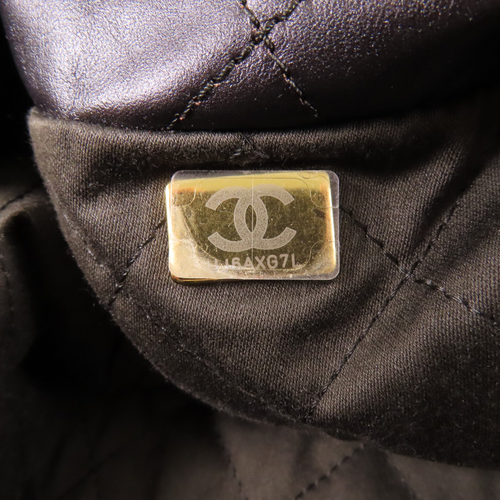CHANEL 牛皮皮革Chanel 22金扣肩背袋