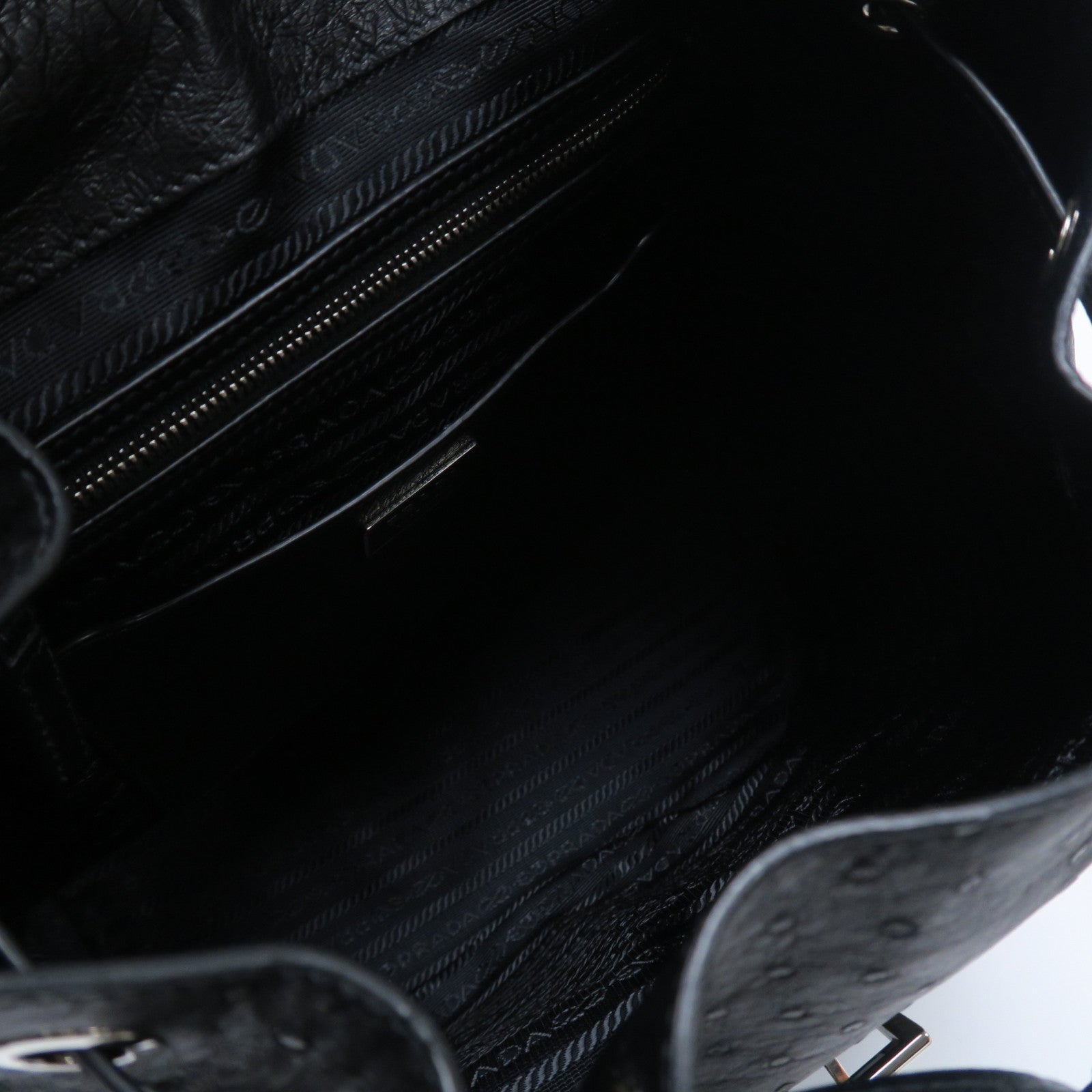 PRADA Ostrich皮革Backpack銀扣背包黑色