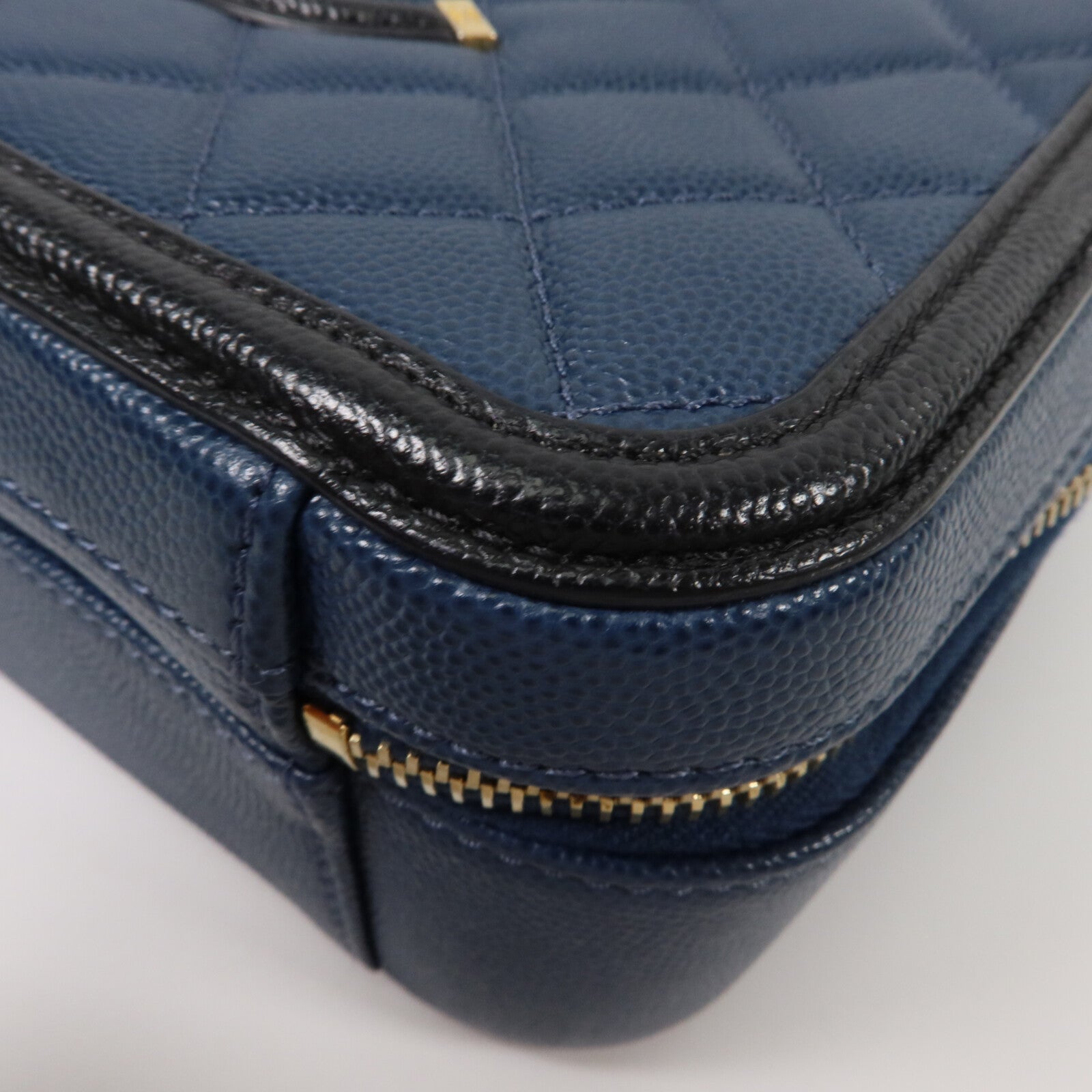 CHANEL 牛皮皮革CC Filigree Vanity Case Medium鏈帶手挽肩背兩用袋