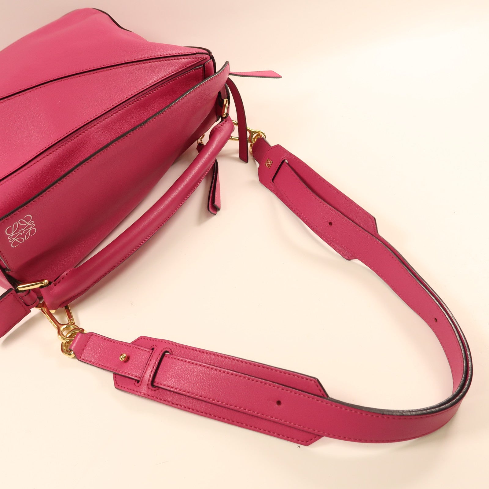 LOEWE 牛皮皮革Puzzle Medium金扣肩背袋粉紅色