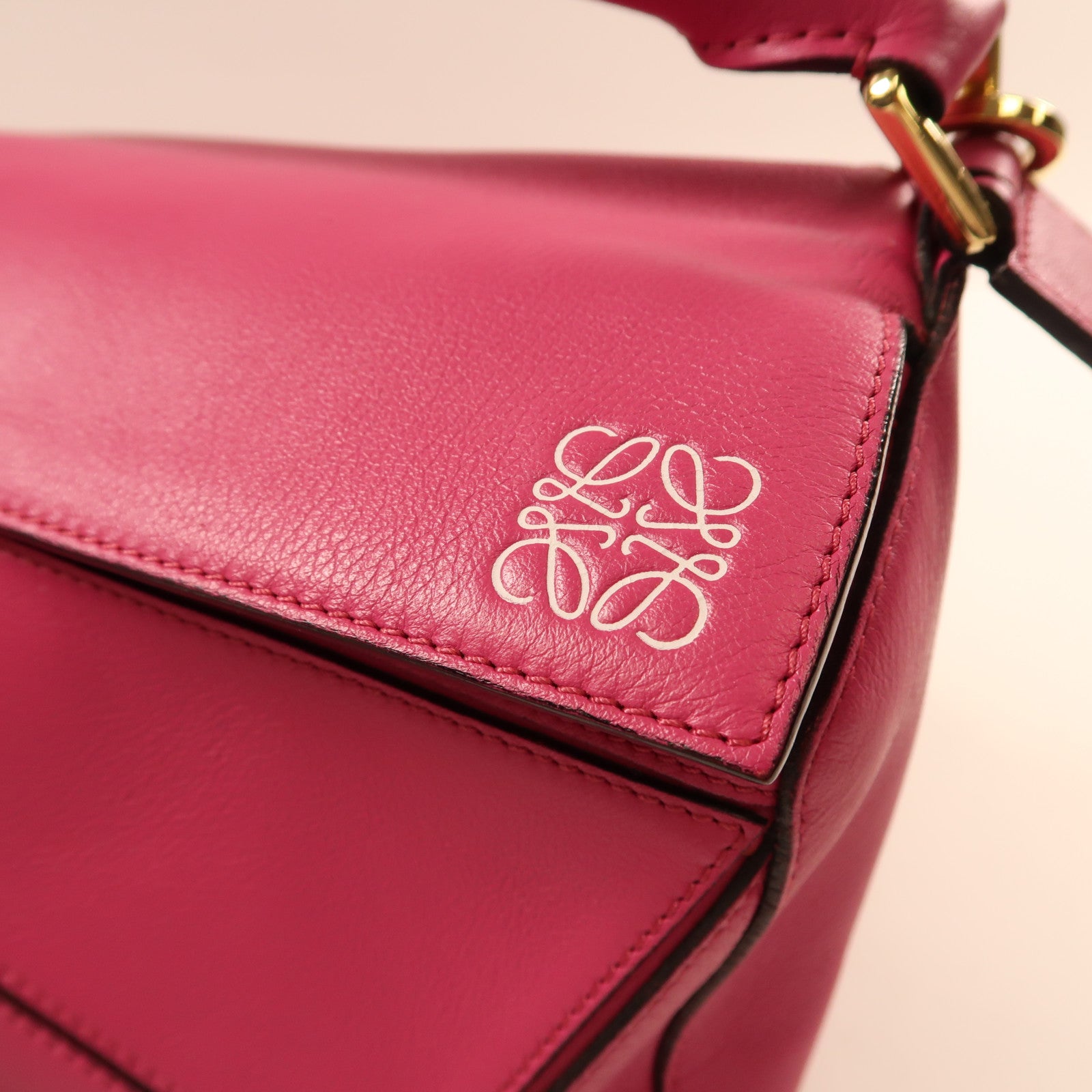 LOEWE 牛皮皮革Puzzle Medium金扣肩背袋粉紅色