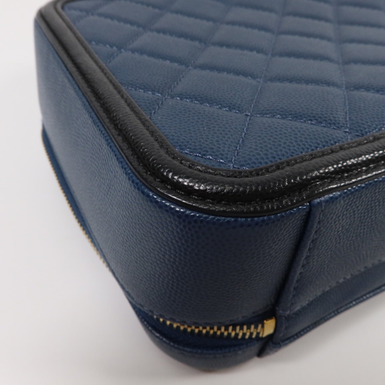 CHANEL 牛皮皮革CC Filigree Vanity Case Medium鏈帶手挽肩背兩用袋