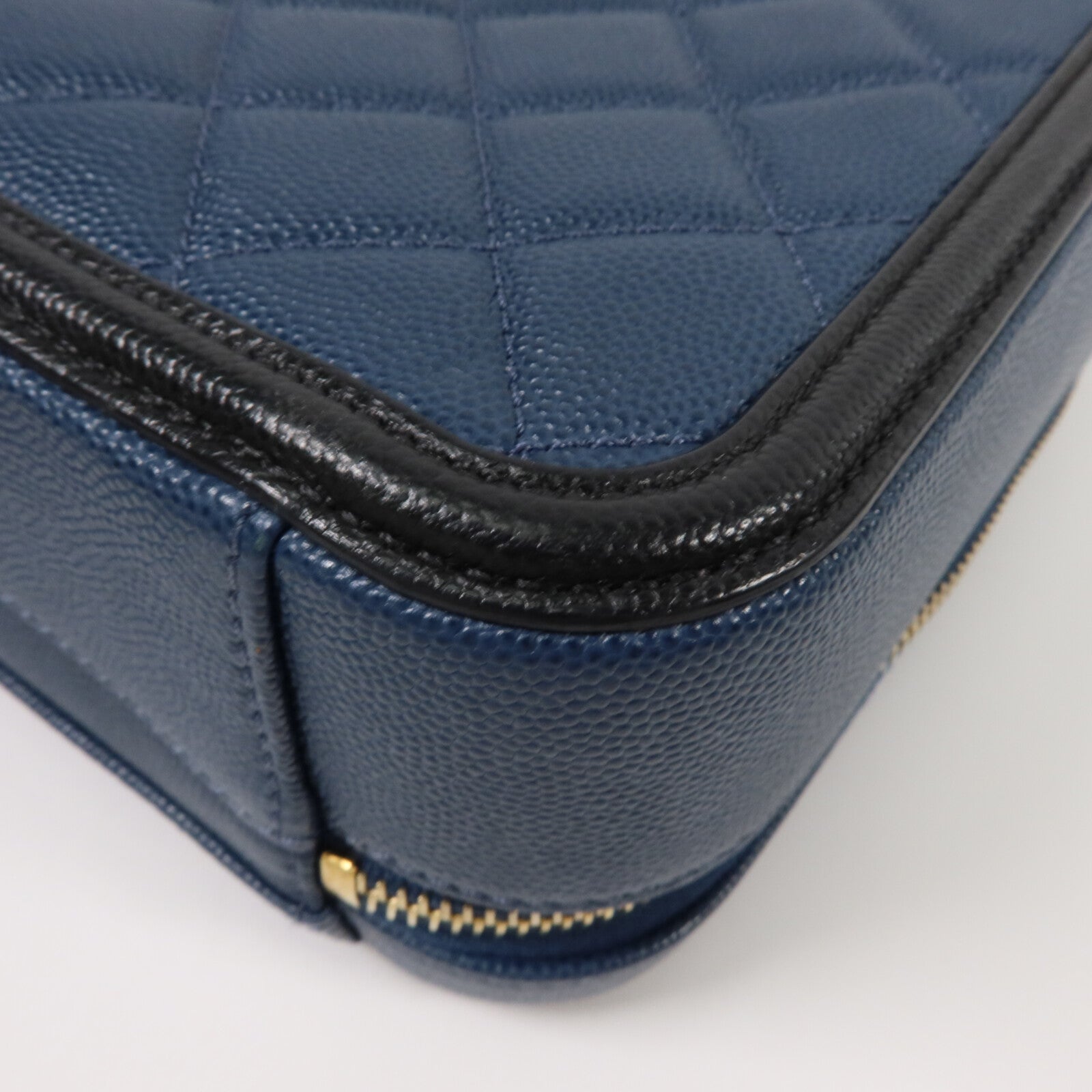 CHANEL 牛皮皮革CC Filigree Vanity Case Medium鏈帶手挽肩背兩用袋