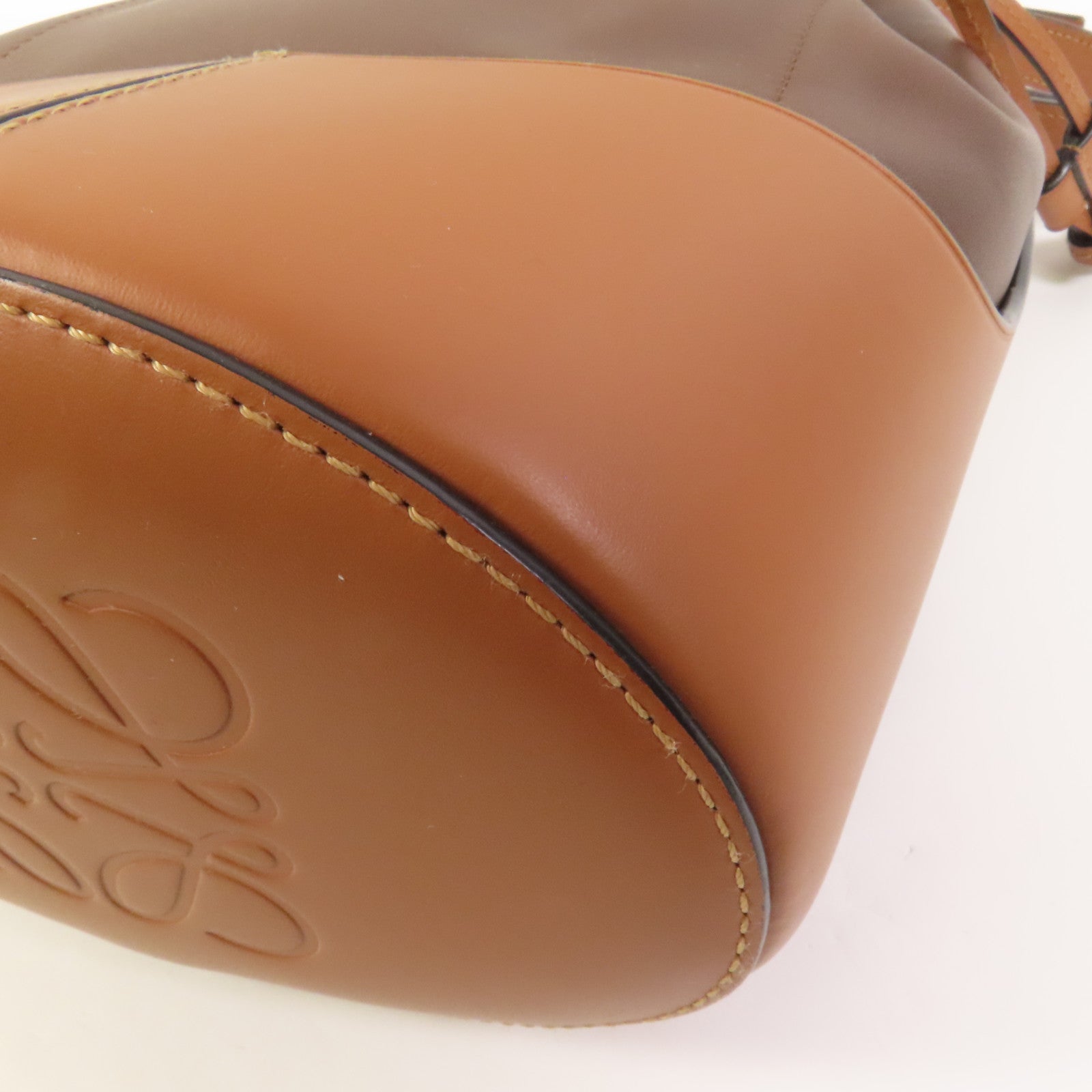 LOEWE 牛皮皮革Balloon Bag金扣肩背袋