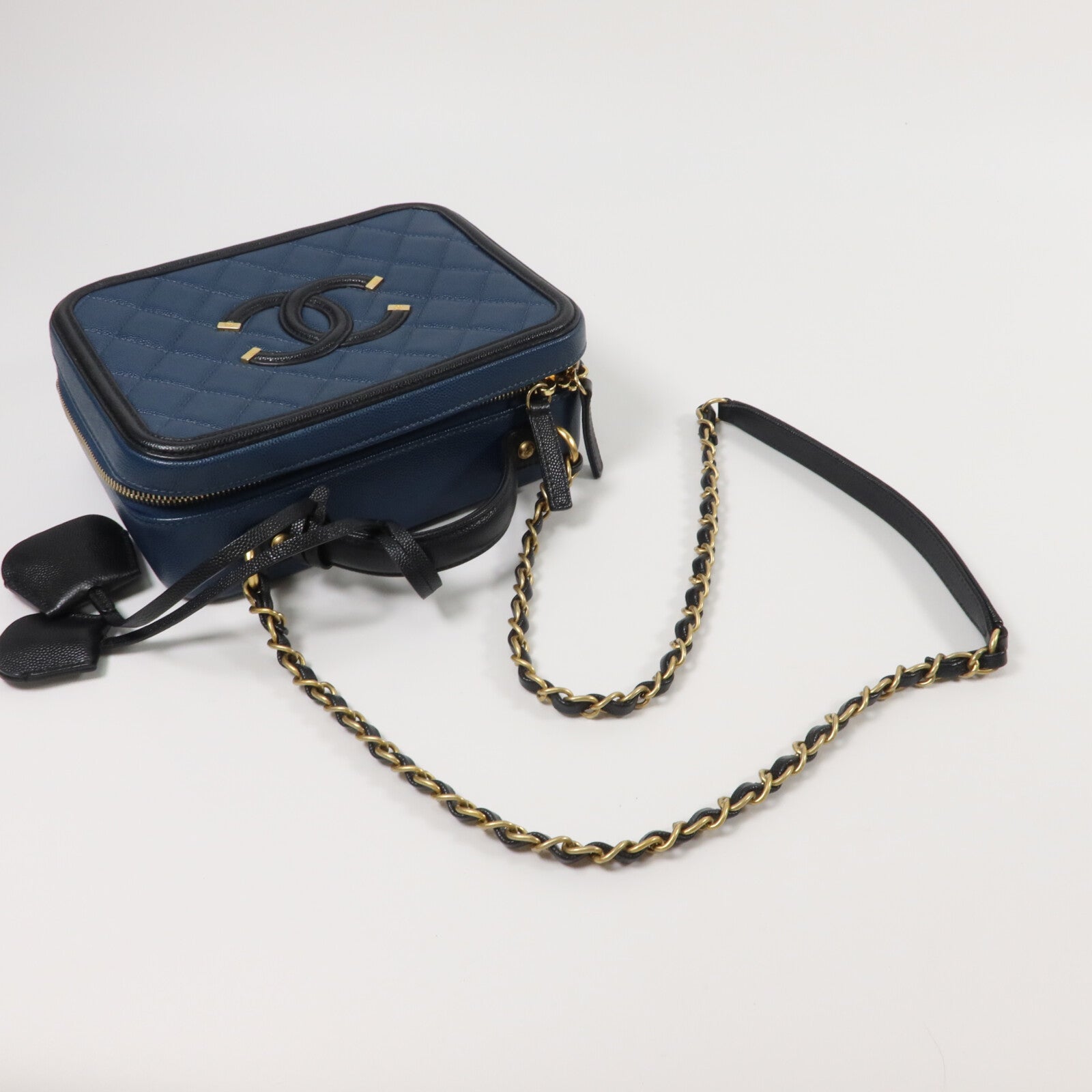 CHANEL 牛皮皮革CC Filigree Vanity Case Medium鏈帶手挽肩背兩用袋