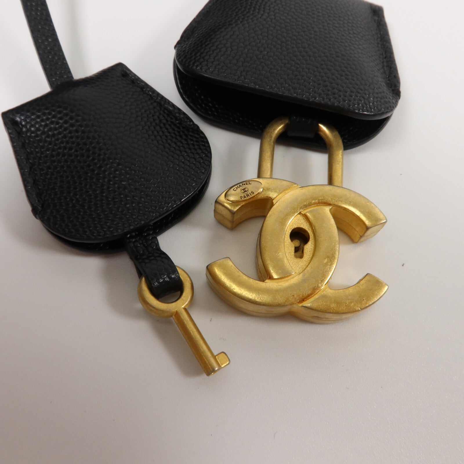 CHANEL 牛皮皮革CC Filigree Vanity Case Medium鏈帶手挽肩背兩用袋