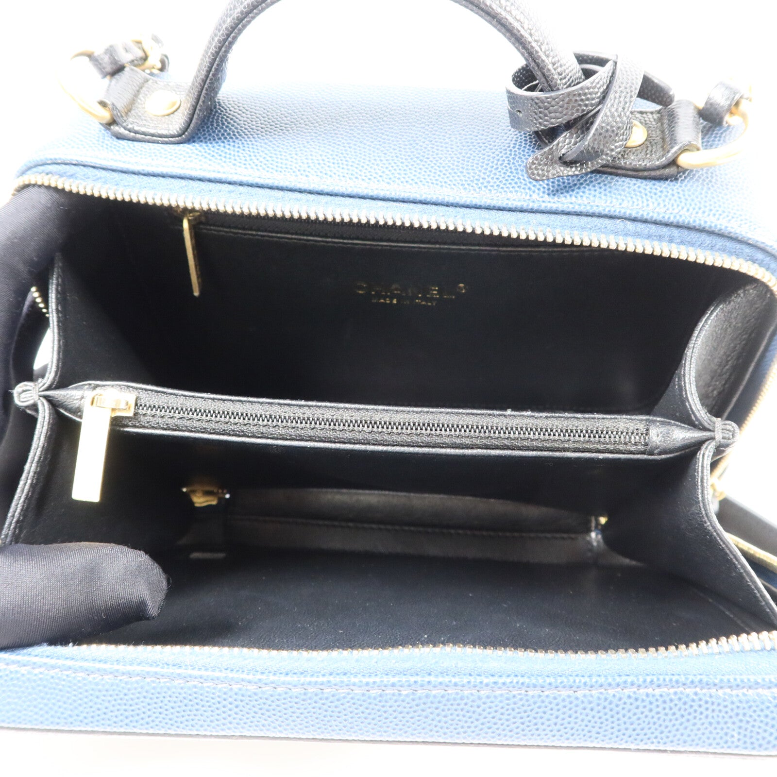 CHANEL 牛皮皮革CC Filigree Vanity Case Medium鏈帶手挽肩背兩用袋