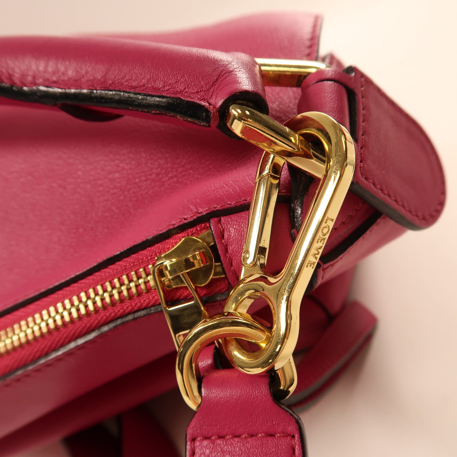 LOEWE 牛皮皮革Puzzle Medium金扣肩背袋粉紅色