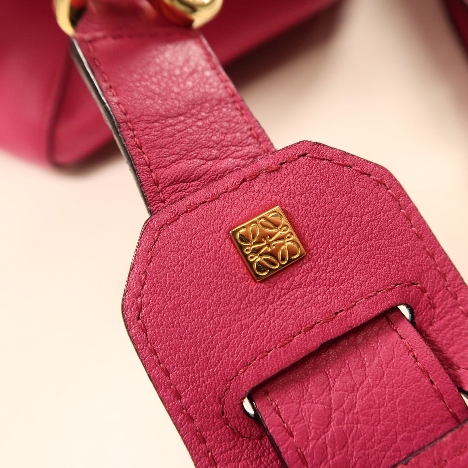 LOEWE 牛皮皮革Puzzle Medium金扣肩背袋粉紅色