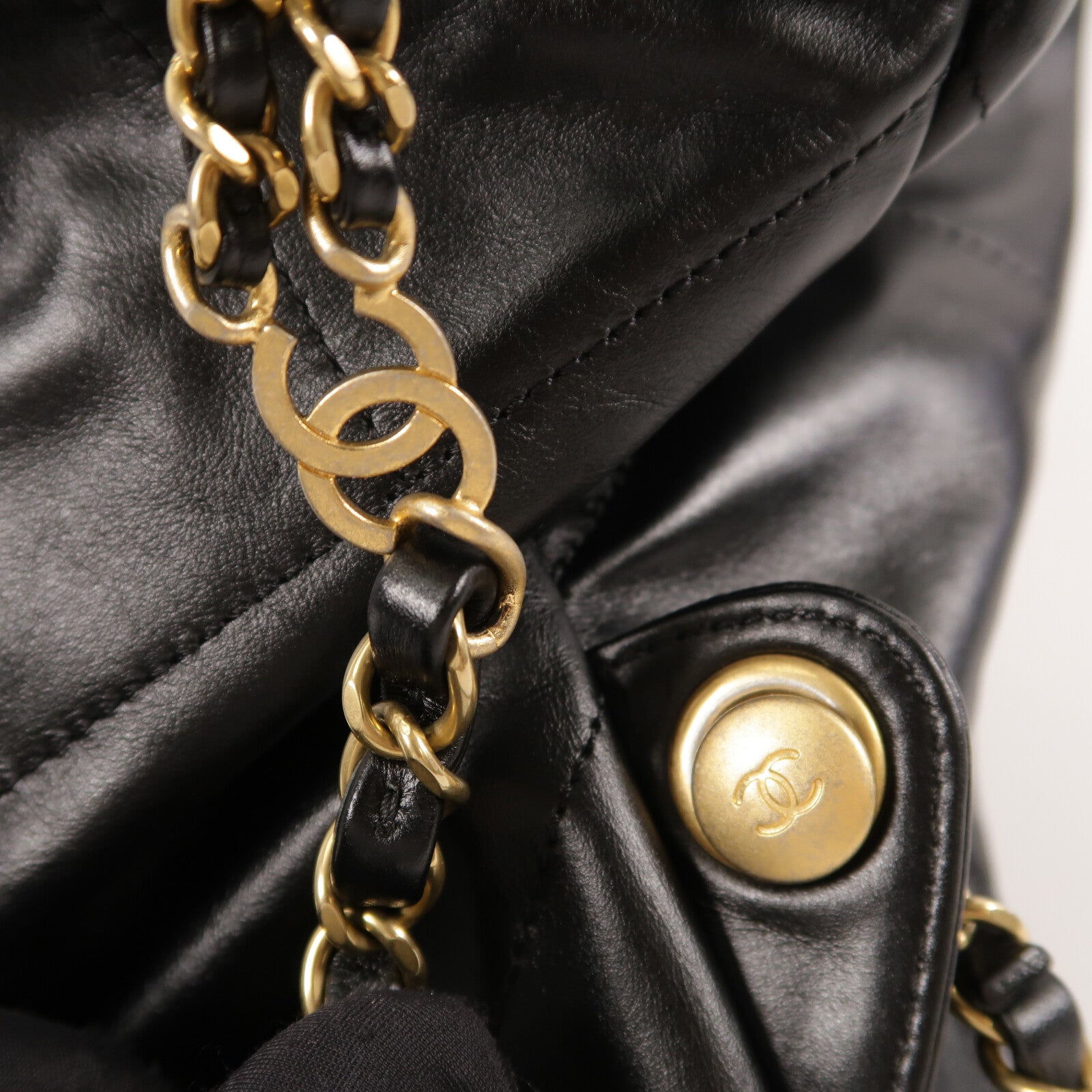 CHANEL 牛皮皮革Chanel 22 Backpack鏈帶背包
