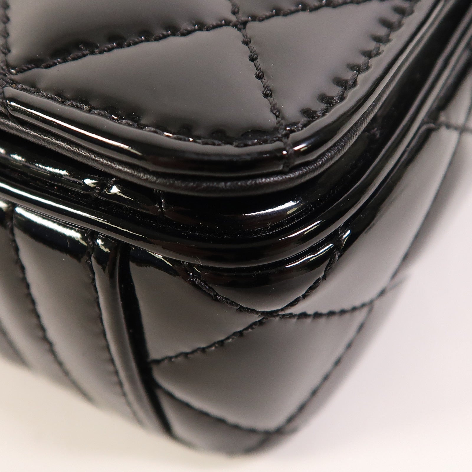 CHANEL 漆皮皮革Coco Boy Flap Bag銀扣鏈帶肩背袋