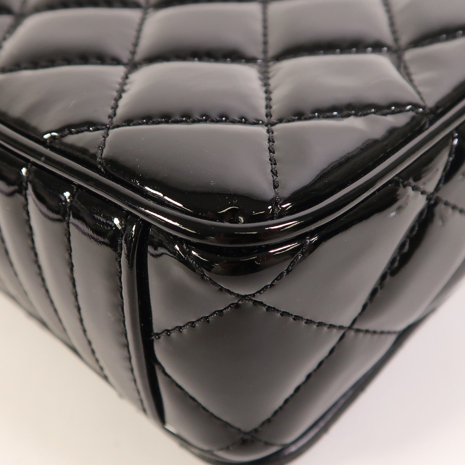 CHANEL 漆皮皮革Coco Boy Flap Bag銀扣鏈帶肩背袋