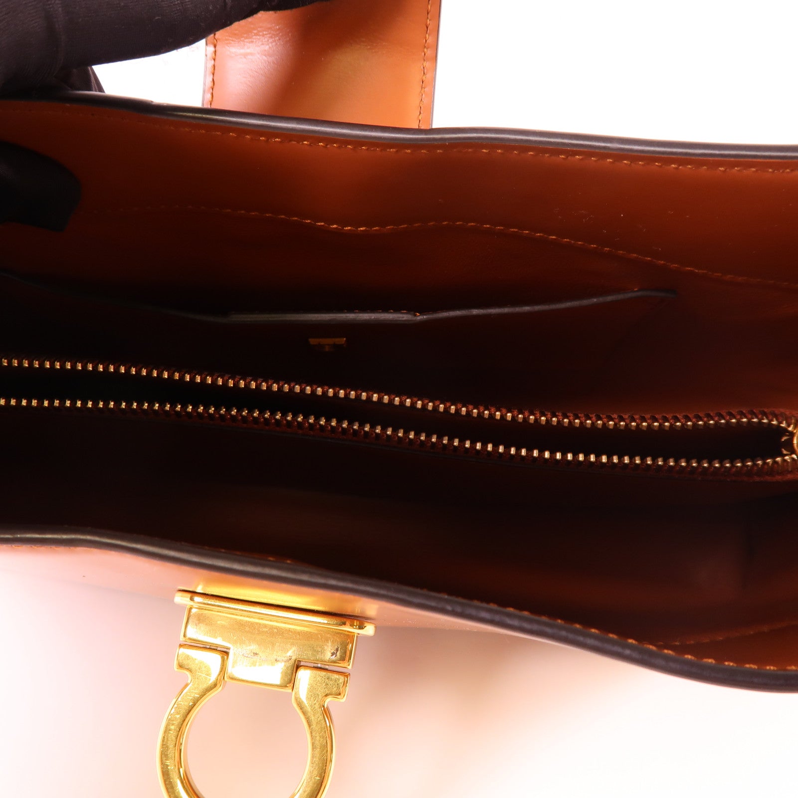 Salvatore Ferragamo 牛皮皮革Shoulder Bag金扣肩背袋
