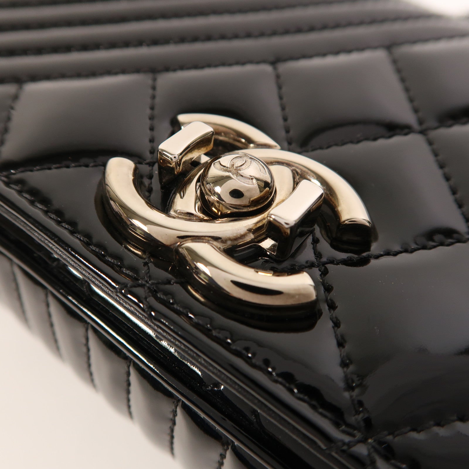 CHANEL 漆皮皮革Coco Boy Flap Bag銀扣鏈帶肩背袋