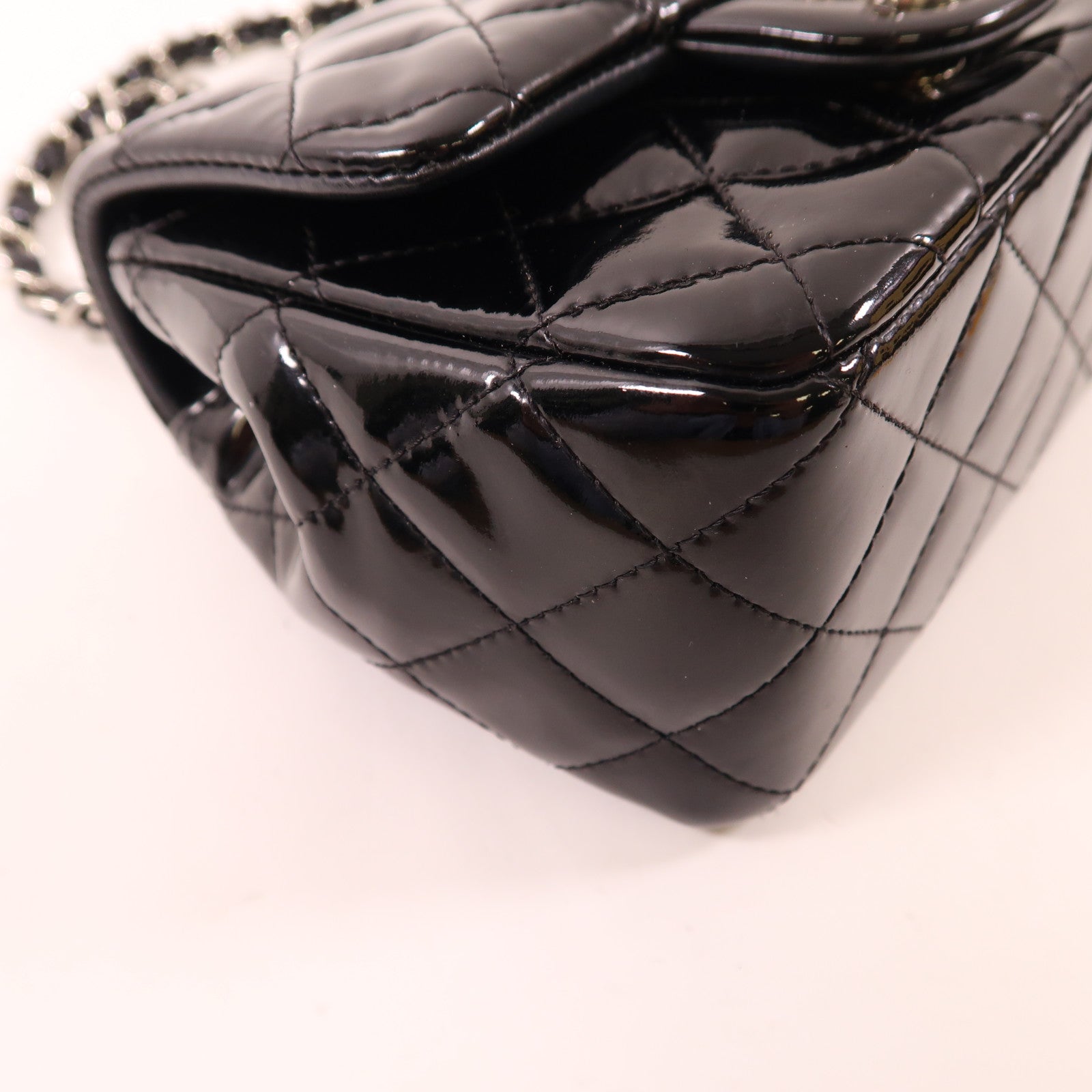 CHANEL 漆皮皮革Classic 17銀扣鏈帶肩背袋