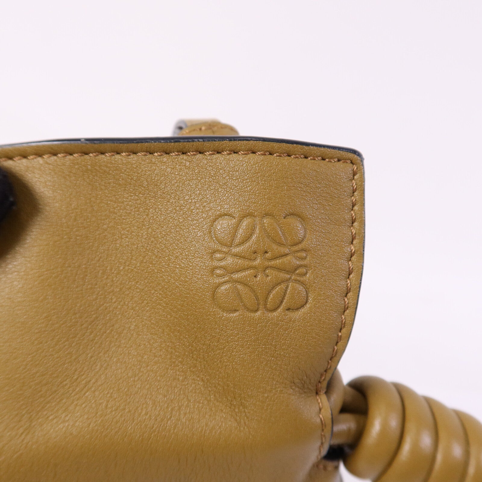LOEWE 牛皮皮革Flamenco Clutch金扣肩背袋