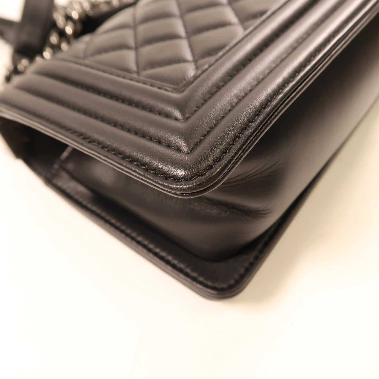 CHANEL 牛皮皮革Boy Chanel 20銀扣鏈帶肩背袋黑色