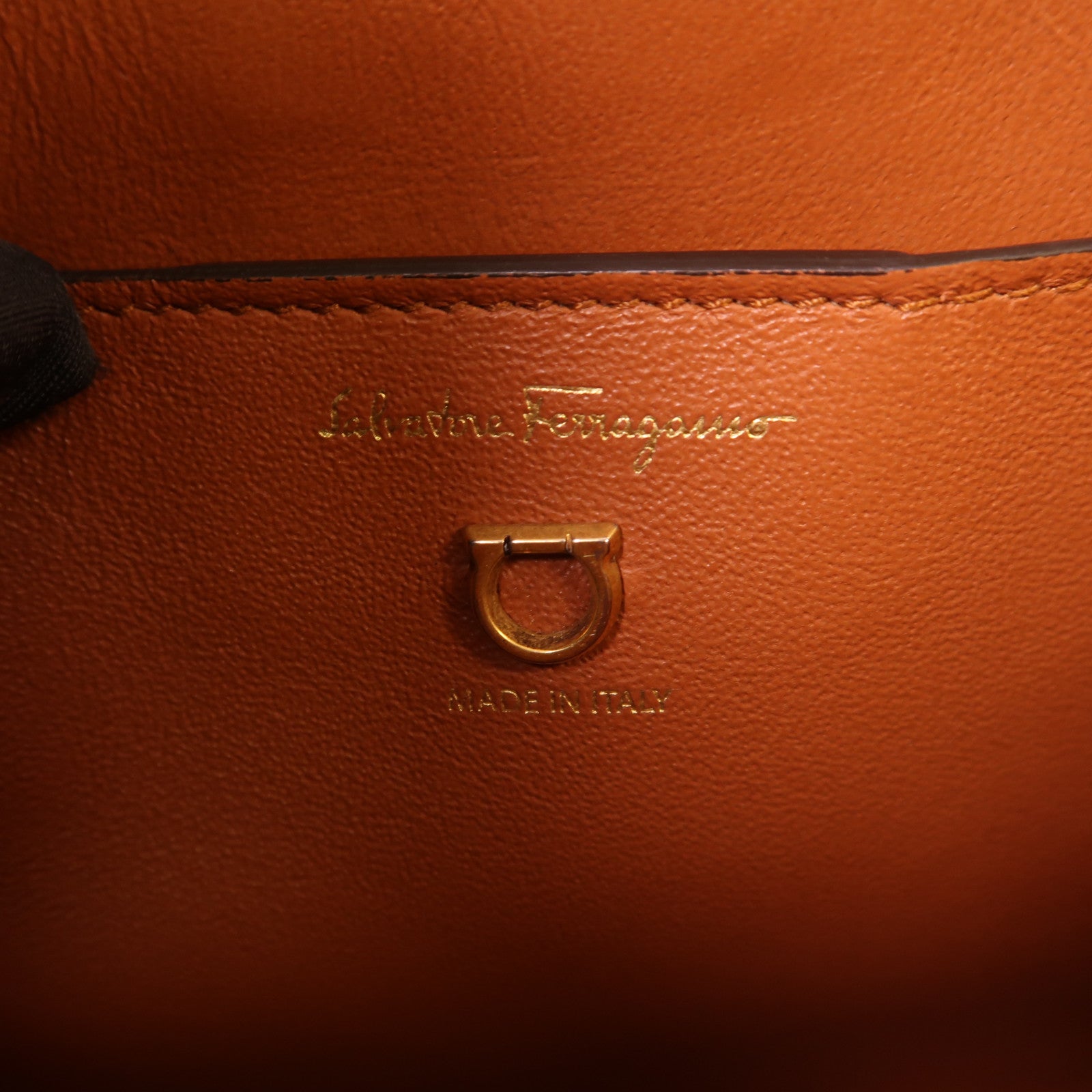 Salvatore Ferragamo 牛皮皮革Shoulder Bag金扣肩背袋
